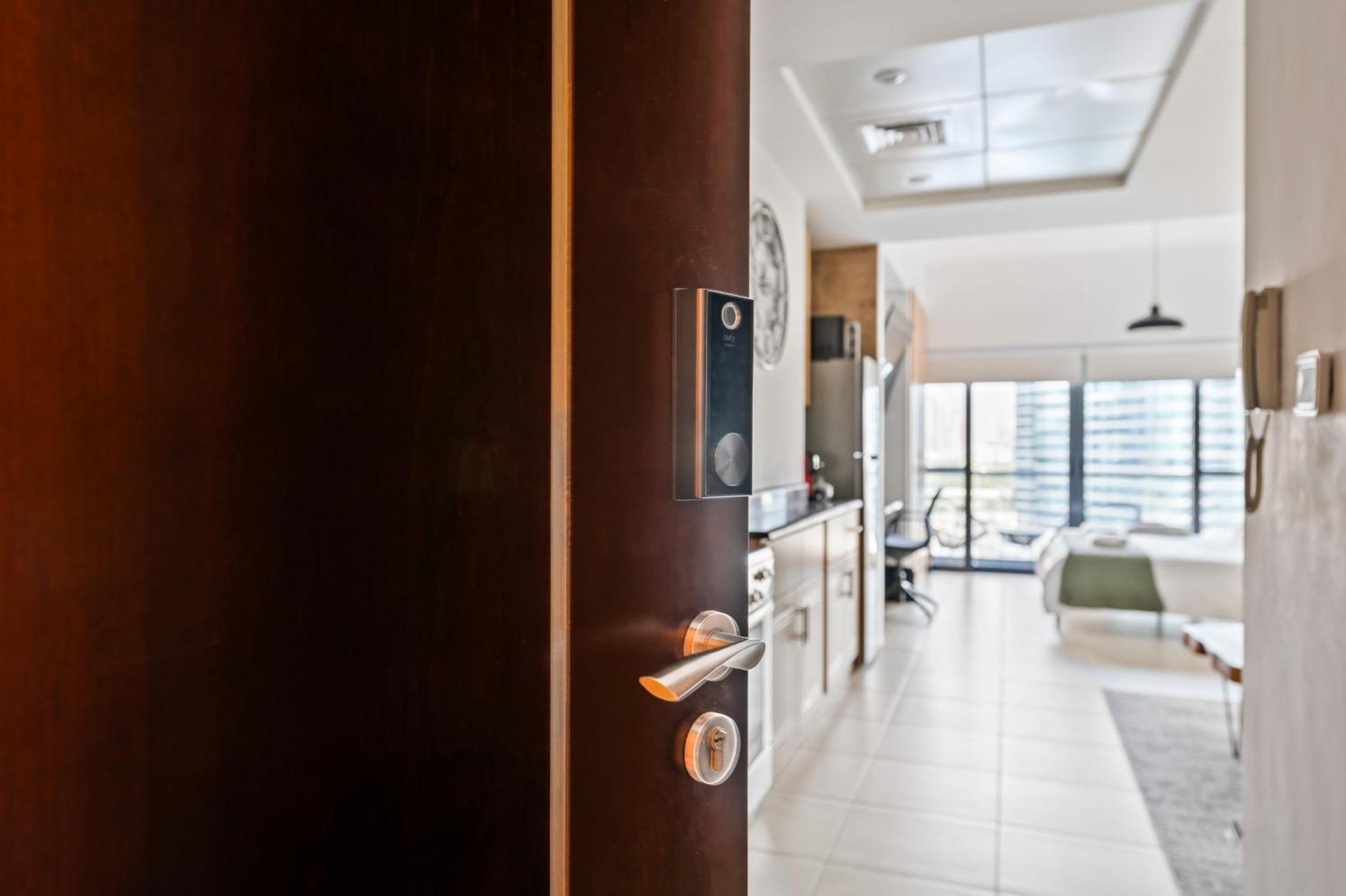 Upscale Studio Full Lake View In Goldcrest View Tower Dubaï Extérieur photo
