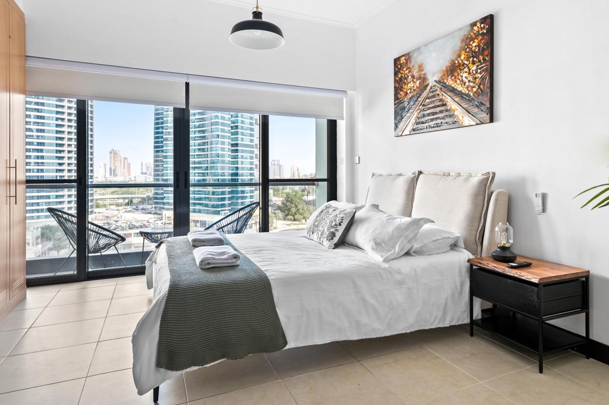 Upscale Studio Full Lake View In Goldcrest View Tower Dubaï Extérieur photo