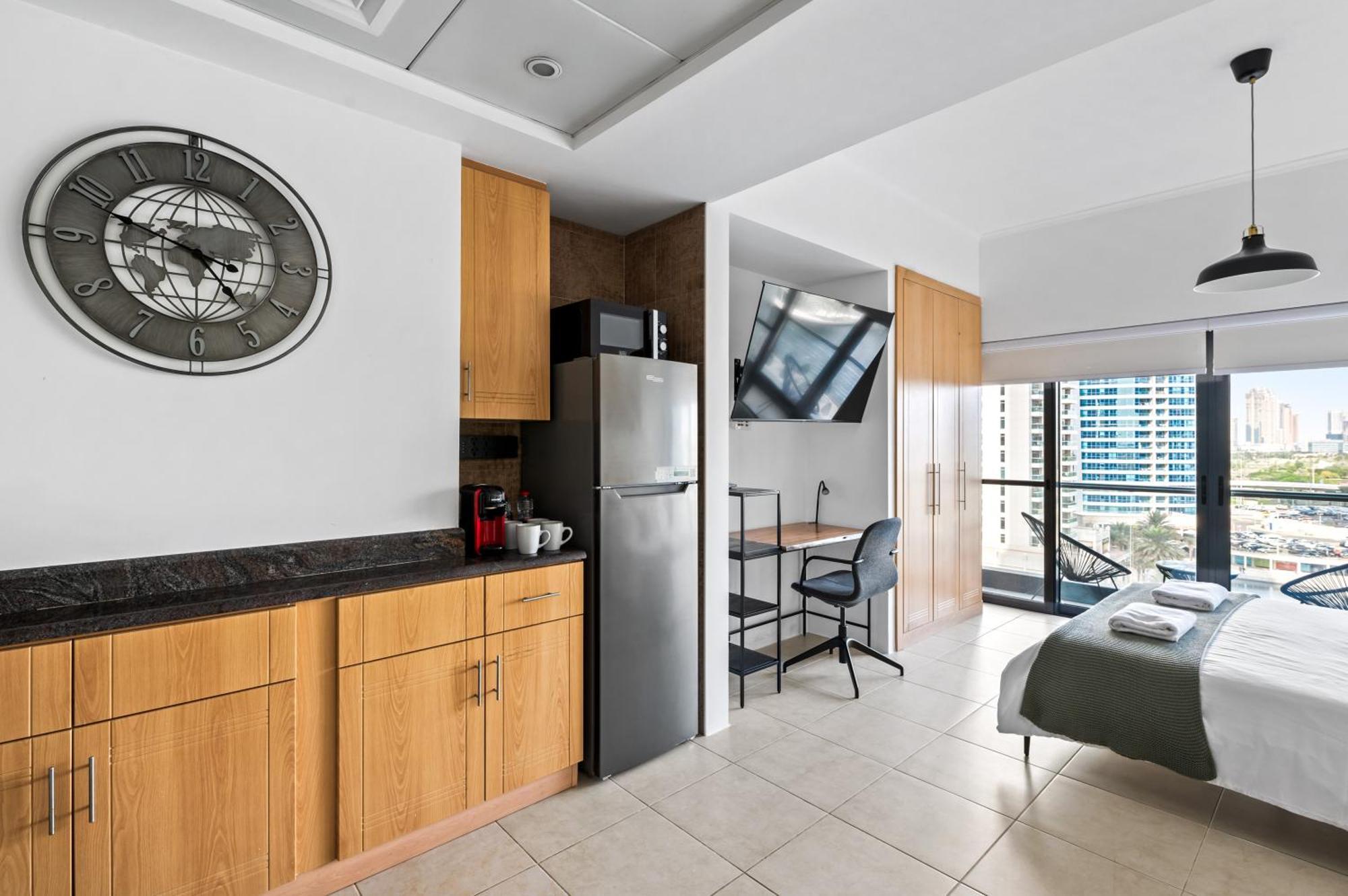 Upscale Studio Full Lake View In Goldcrest View Tower Dubaï Extérieur photo
