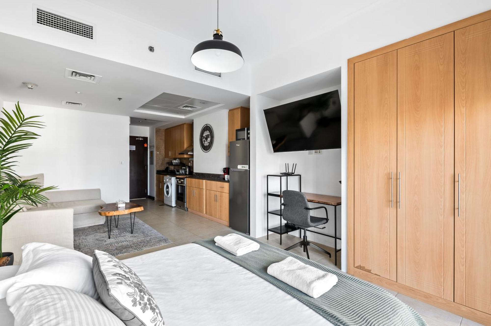 Upscale Studio Full Lake View In Goldcrest View Tower Dubaï Extérieur photo