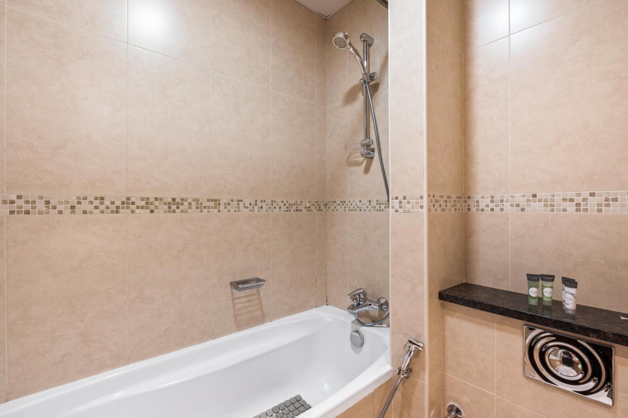 Upscale Studio Full Lake View In Goldcrest View Tower Dubaï Extérieur photo