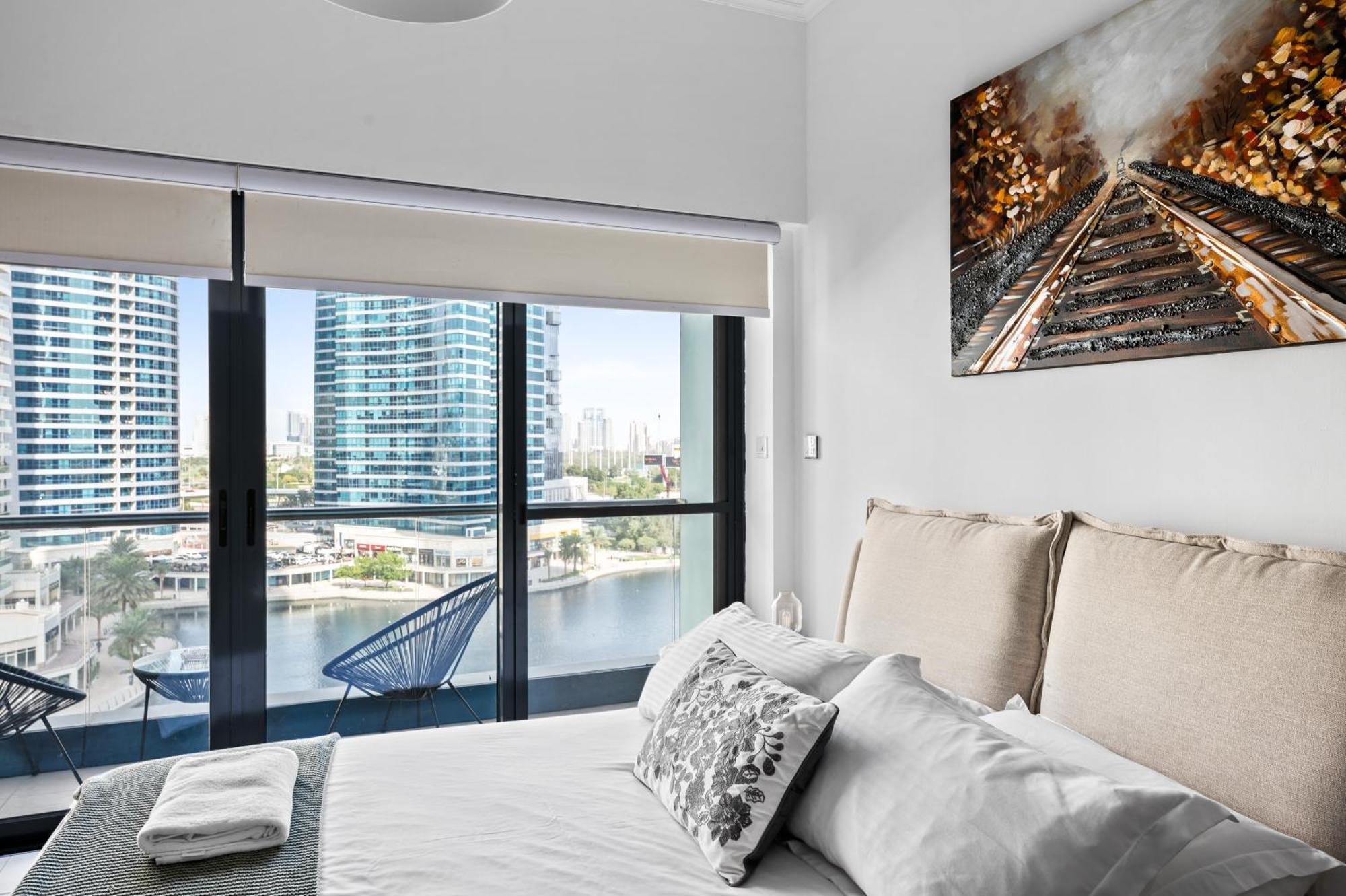 Upscale Studio Full Lake View In Goldcrest View Tower Dubaï Extérieur photo