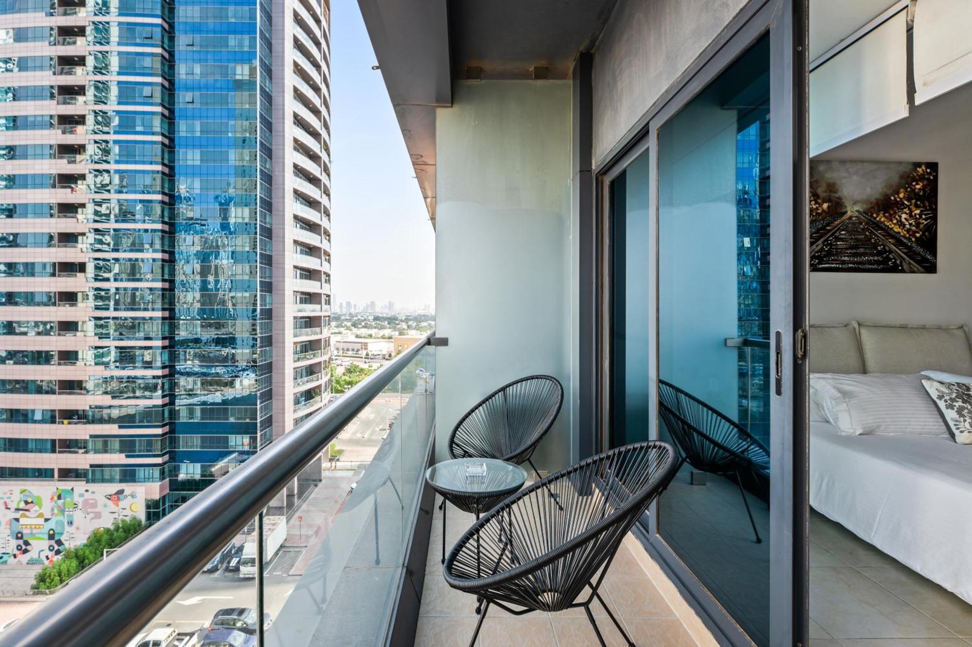 Upscale Studio Full Lake View In Goldcrest View Tower Dubaï Extérieur photo