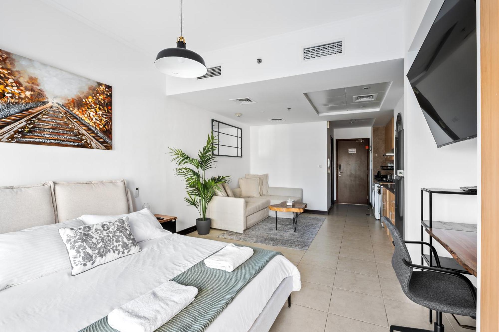 Upscale Studio Full Lake View In Goldcrest View Tower Dubaï Extérieur photo