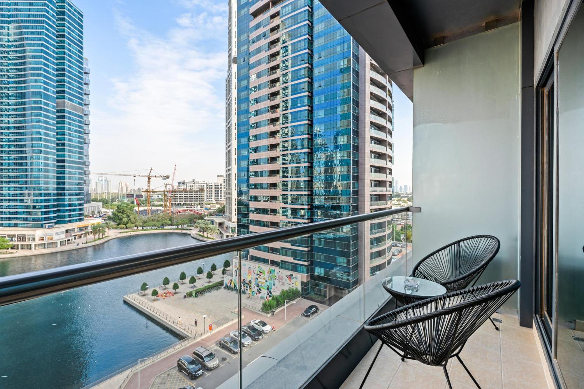 Upscale Studio Full Lake View In Goldcrest View Tower Dubaï Extérieur photo
