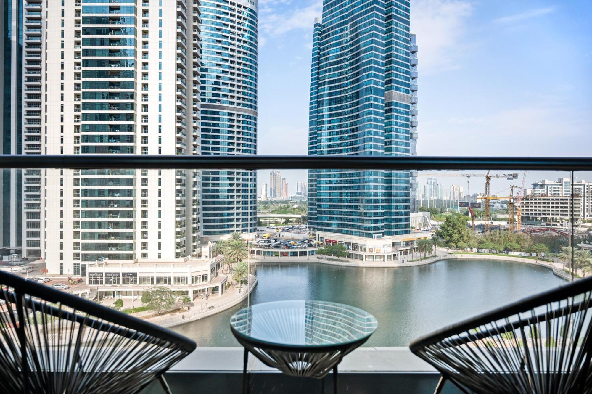 Upscale Studio Full Lake View In Goldcrest View Tower Dubaï Extérieur photo